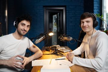 Locutor de rádio em um estúdio moderno, usando fones de ouvido e falando ao microfone, com equipamentos de som ao redor, ideal para blog sobre frases de locutor.