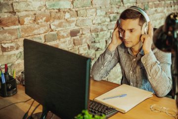 Imagem mostra uma balança de justiça dourada equilibrada com notas musicais e livros de direitos autorais, com um microfone de estúdio ao fundo, representando direitos autorais e web rádio.